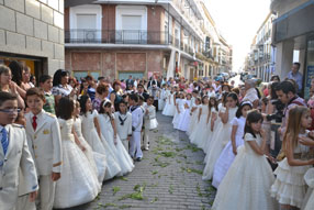 Junto a los niños de primera comunión, se ha  convertido en algo habitual de este día la presencia de varios altares en el  recorrido procesional